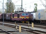 372 011 ziht am 29.04.2016 einen Güterzug durch den Drtesdener Hauptbahnhof.