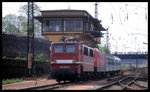 142239 wartet im HBF Dresden am 18.5.1996 vor dem ehemaligen Stellwerk auf den nächsten Einsatz.