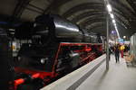 01 1519 (01 519) der Eisenbahnfreunde Zollernbahn, als Zuglok für einen Sonderzug der Eisenbahnfreunde Glauchau und der PRESS, am Morgen des 20.04.2016 auf Gleis 17 in Dresden Hbf.