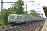 21.05.2019, in Bayern regnet's in Strömen, in Dresden scheint die Sonne. Am Haltepunkt Dresden-Strehlen rollt ein Ganzzug, nur etwa zur Hälfte beladen mit SmartRail-Containern, in Richtung Pirna vorüber. Die Captrain-Lok 187 013 führt. In Gegenrichtung war gerade eine Gleisbaumaschine vorüber gekommen.