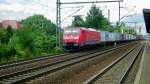 die 189 011-0 mit einem Containerzug bei der Durchfahrt in Dresden-Strehlen am 11.08.2012