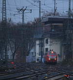 Am 01.12.2020 setzte Railsystems 218 319-2 über Gleis 2 nach Gleis 3 im Düsseldorfer Hauptbahnhof um, hier auf höhe Stellwerk `Df´.