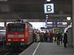 146 021 schiebt ihren RE10118 mit nur 4 Wagen nach Aachen hier beim Halt in Dsseldorf Hbf 28.12.09