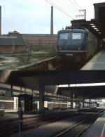 Gleis 18 im Düsseldorfer Hauptbahnhof Ende der der 1970er Jahre und 2010: Oben ist 110 131-0 mit einem D-Zug eingefahren, im Hintergrund sind noch die Reste des alten Stahlwerkes sichtbar.