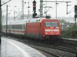 101 074-3 schiebt während eines starken Gewitterschauers einen IC aus den Düsseldorfer HBF in Richtung Duisburg.