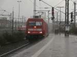 101 014-9 kommt mit ihrem IC von Duisburg kommend bei Starkregen in den Düsseldorfer HBF eingefahren.