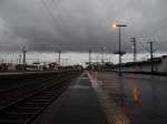 Dunkele Wolken hingen am 10.1.15 während eines Schauers über dem Düsseldorfer Hbf.