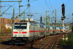 Mit dem Doppelstock-IC 2009 trifft 146 570-7 am 12.11.2016 im Düsseldorfer Hauptbahnhof ein