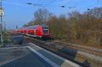 steuerwagen voraus kommt ein RE5 durch Eller-Süd gen Koblenz gefahren am Samstag den 17.12.2016