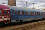 blauer Personenwagen in Düsseldorf Hbf, am 29.01.2017.