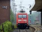 101 136-0 kommmt mit einen IC in den Duisburger Hbf eingefahren.