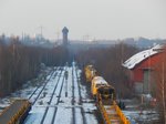 Am 28.12.14 stand auf dem Güterbahnhof Wedau noch ein Wald und die gesamte Gleisanlage rostete vor sich hin. Heute ist der gesamte Güterbahnhof gerodet und die Gleise werden abgerissen. Auf dem einstigen Güterbahnhof entstehen in den nächsten Jahren viele neue Häuser und Wohnungen. Die Wassertürme und andere Gebäude dürfen jedoch durch Denkmalschutz nicht abgerissen werden. Hinter dem Kran stehen 218 287-1 und 229 147-4. Die 229 147-4 wurde vor einiger Zeit an CLR verkauft und fährt wieder in original Lackierung. 

Duisburg Entenfang 28.12.2014