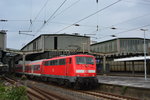 Nachschuss auf die 111 mit 3 n-Wagen als RB33 bei der Einfahrt in Duisburg Hbf.