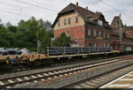 Blick auf einen mit Stahlelementen beladenen vierachsigen Flachwagen mit der Bezeichnung  Rbnpss  (81 82 3513 128-6 L-CFLCA), eingereiht in einem gemischten Gz mit 187 112-8 im Bahnhof Eichenberg auf