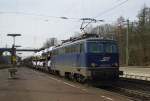 Die schne 1142 579-0 der SVG bespannte am 12.03.2011 diesen Autozug in Fahrtrichtung Norden.