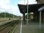 Blick entlang des Bahnsteigs 1 des Bhf Elsterwerda-Biehla Rtg. Ruhland/Hoyerswerda.
Am Ende des Bahnsteiges befindet sich Gleis 3 als Abzweig auf die Strecke Berlin-Elsterwerda-Dresden, welches heute immer noch benutzt wird, da man es als gute Umsteigemglichkeit nutzen kann.
Foto entstand am 9.9.07