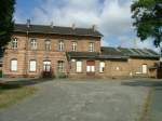 Frontansicht des Bahnhofes Elsterwerda-Biehla.
Hier herrschte seit ich den Bahnhof kenne, und das sind mittlerweile 15 Jahre, permanent ghnendne Leere.
Und wie man sieht, hat sich nichts gendert.
Foto geschossen am 9.9.07