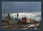 Braunkohleleerpendel und Regionalexpress nach Stralsund im Bahnhof Elsterwerda.