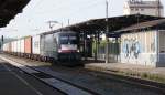 ES 64 U2-097 fuhr mit einem Containerzug am 15.08.2009 durch den Bahnhof Elze(Han)in Richtung Norden.