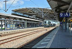 Blick auf einen Teil der Bahnsteige unter der geschwungenen Überdachung im ICE-Drehkreuz Erfurt Hbf.