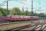 612 145-3 und 612 130-4 (Bombardier RegioSwinger) von DB Regio Südost als RE 3661 (RE1) von Göttingen nach Glauchau(Sachs) erreichen Erfurt Hbf auf Gleis 10.
Aufgenommen am Ende des Bahnsteigs 3/6.
[3.6.2019 | 13:45 Uhr]