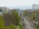 EBS V200 507 (92 80 5220 507-9 D-EBS) mit 5 Tadgs-Wagen von Weimar nach Wasserthaleben, am 24.04.2022 beim Kreuzungshalt in Erfurt Nord.