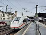 DB 0812 019  Paramount+  als ICE 509 von Hamburg-Altona nach München Hbf, am 11.01.2023 in Erfurt Hbf.