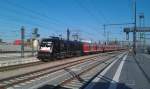 ES 64 U2 - 033 zieht am 19.10.2012 eine RB nach Eisenach in den Erfurter Hauptbahnhof.