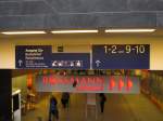 Ein aufgehängter Plastikvogel dient in Erfurt Hbf als Vogelscheuche; 20.02.2014