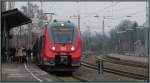 Samstagsszenario am Bahnsteig.Bitterkalt war es im Mrz 2013 am Bahnhof von Eschweiler als der RE 9 kurz Halt machte.