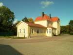 Dieses Bild zeigt ein Gebude, das so nicht mehr als  Bahnanlage  zu erkennen ist.
Eingeweihte aber wissen, das es sich hier um den ehemaligen Bahnhof Esens/West in Ostfriesland der Kleinbahn LAW  Jan-Klein )handelt.
Das Gebude wurde einige Zeit nach seiner Bahn-Zeit als Hotel genutzt und steht derzeit leer und noch zum Verkauf.