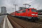 111 105 und 111 084 (Zugschluss) verlassen am 2.7.2017 mit dem RE1 (RE10121)  Nordrhein-Westfalen-Express  von Aachen Hauptbahnhof nach Hamm(Westf) den Essener Hauptbahnhof.