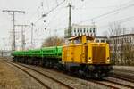 212 306-5 DB Bahnbau mit Schotterzug in Essen Hbf, am 03.12.2022.