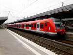 Ein Doppelzug aus DB 422 steht am 30.03.2011 als S1 nach  Solingen Hbf  in Hauptbahnhof von Essen.