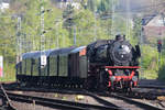 Die Dampflokomotive 41 096 bei der Ausfahrt aus dem Bahnhof Essen-Steele Ost.