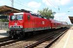 143 020-6 MEG mit DR-Doppelstockwagen als  Ersatzzug  erreicht den Bahnhof Falkenberg(Elster) auf Gleis 1.