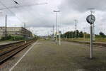 Der Mittelbahnsteig 2 und 3 am 10.10.2023 in Falkenberg (Elster).