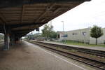 Die Bahnsteige 2 und 1 am 10.10.2024 in Falkenberg (Elster).