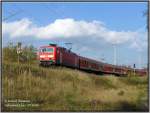 In herbstlicher Nachmittagssonne schleicht 143 356 mit RB28150 Cottbus - Falkenberg(Elster) seinem Zielbahnhof entgegen.