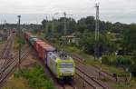 Mit einem Containerzug am Haken fuhr 145 094 am 06.09.15 durch Falkenberg(E) Richtung Wittenberg.