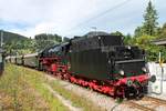 Am Morgen des 29.07.2017 stand EFZ 01 519 mit dem historischen Dampfzug (Seebrugg - Titisee) von der IG 3Seenbahn e.V. im höchstgelegenen Normalspurbahnhof Deutschlands, in Feldberg Bärental, und wartete dort auf die Weiterfahrt in Richtung Zielbahnhof. 01 519 war nur als Ersatzlok für drei Wochenenden, EFZ 52 7596 fiel wegen eines technischen Defektes aus, bei der IG 3Seenbahn im Hochschwarzweald im Einsatz.