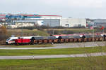 Lok 346 975 mit beladenen Tads der GRAWACO im Fährhafen Sassnitz Mukran, dahinter zum Verkauf stehende ICE’s TD (BR 605), die auf der Vogelfluglinie eingesetzt waren.