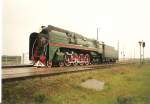 Ein Foto vor meiner Digitalkamerazeit.
Eine Russische P36 die grte Dampflok Europas nach Ihrer Ankunft aus Russland im Fhrhafen Mukran im Jahre 2000.Die Lok wurde auf einem Schwerlasttransporter verladen und dann ins Eisenbahnmuseum nach Prora gebracht wo Sie auch noch Heute besichtigt werden kann.