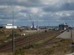 Der am 17.Januar 1998 erffnete Bahnhof Mukran-Fhrhafen im Oktober 2009 mit der Fussgngerbrcke und dem Fhrterminal im Hindergrund.Aufgenommen von der Straenbrcke.