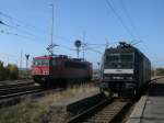 155 061 fuhr,am 14.Oktober 2013,in Mukran Mitte,an der MRCE 185 565 vorbei.