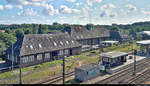 Smartphone-Aufnahme des Empfangsgebäudes des Bahnhofs Flensburg, von der Gleisseite aus gesehen.