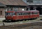 Im Sommer 1978 wartet 795 235 vom BW Marburg im ehemaligen BW Frankenberg mit seinem Beiwagen auf den nächsten Einsatz, vermutlich nach Berleburg.