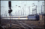 181201-5 fährt mit einem Eurocity aus Paris am 14.9.1991 um 13.08 Uhr in den HBF Frankfurt am Main ein.