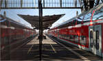 Kein Schatten unter dem Dach -     Blick aus der Frankfurter Bahnhofshalle auf den äußeren Teil des Bahnsteiges am Gleis 15.