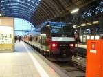 Eine BR 185 der MRCE Dispolok mit einer RB in Frankfurt am Main Hbf.